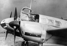 Bundesarchiv_Bild_146-1981-066-21A,_Albert_Kesselring_in_seinem_Flugzeug