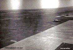 Pirassununga,Anos 60, C-45 de transporte militar.Vista da Torre de controle.Foto by Delfino. (Small)