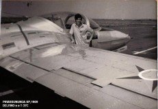 Pirassununga,anos 60, Delfino Frente a um Jato T-37C de treinamento. (Small)