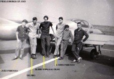 Pirassununga,anos 6O,Delfino e amigos, frente a um jato T-37C de treinamento. (Small)